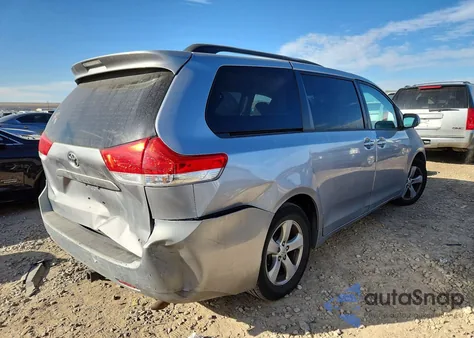 2013 Toyota Sienna Le z USA, uszkodzony, nr VIN 5TDKK3DCXDS334872